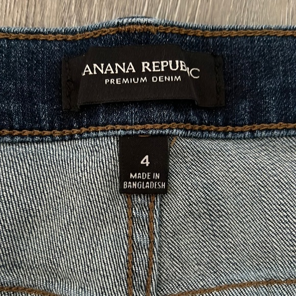 Banana Republic sorts. Size 4 - Picture 2 of 6